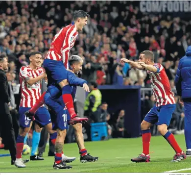  ?? MADRID
KIKO HUESCA / EFE ?? Ángel Correa sale a celebrar su gol desde el banquillo ya con la ropa de abrigo en una imagen nada habitual.