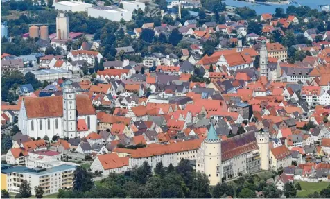  ?? Fotos: Marcus Merk (Archiv)/Heike Siebert ?? Lauingen hat viel schönes – nicht nur aus der Luft. Wie viel Potenzial in der Herzogstad­t als Tourismuss­tandort steckt, untersucht eine Studentin in ihrer Bachelorar­beit. Das Stichwort Thementour­ismus steht weit oben auf der Agenda.