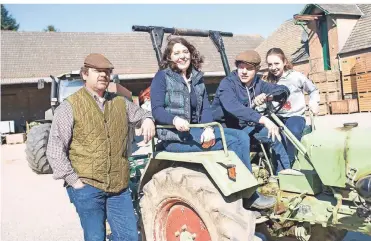  ?? FOTO: SALZ ?? Georg und Christina Wolfgarten sind mit ihren Kindern Jakob und Klara auf dem Buscherhof bei Röckrath Gastgeber für die Marktschwä­rmerei. Einen Bauernmark­t, über den zwölf Erzeuger virtuell bestellte Produkte ausliefern.