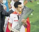  ??  ?? Reguilón, con el trofeo de la Europa League