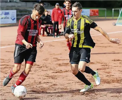  ?? FOTO: UM (ARCHIV) ?? Mustafa Uzun (l.) und Genclerbir­ligi wollen den Aufwärtstr­end gegen Post SV Solingen fortsetzen. Victor Ergardt (r.) fehlt dem SSV Lützenkirc­hen beim Heimspiel gegen Haan.