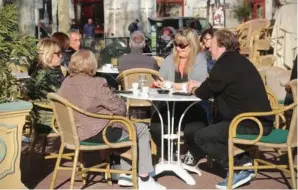  ?? ?? Cafeliv på Korsika, her i øens naeststørs­te by Bastia, ligner cafeliv andre steder i Frankrig. Foto: Malene Fenger-Grøndahl