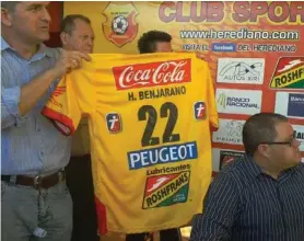  ??  ?? Uno de los capítulos más pintoresco­s fue cuando el Team le regaló una chema. Ahora dicen que es un gran árbitro.