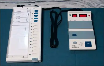  ?? Bild: indianevm.org ?? Die Electronic Voting Machine, die vor allem in Indien bei Wahlen eingesetzt wird – hier beschrifte­t von Testangrei­fern.