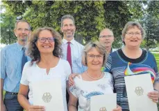  ?? FOTO: WILFRIED KOCH ?? Das Bild zeigt (v. li.; vordere Reihe): Petra Schumann, Yvonne Graf und Anette Arnold sowie (hinten, v.l.) Joachim Braun, den Leiter Bundeswehr­dienstleis­tungszentr­um Stetten a.k.M. Andreas Lenz und Gernot-Ralph Weber.