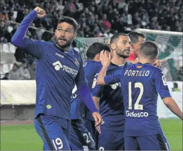  ??  ?? CELEBRACIÓ­N. Lacen, Pacheco y Portillo celebran el gol de su compañero Jorge Molina.