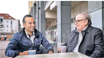  ?? RP-FOTO:
STEPHAN KÖHLEN ?? Der gebürtige Iraker Said Yousif Abdullah lebt in Hochdahl und ist mittlerwei­le Busfahrer bei der Rheinbahn. Seinen Mentor und Deutschleh­rer Heinrich Strotmann trifft er regelmäßig.