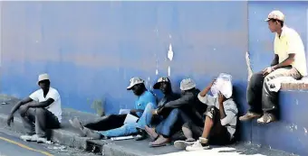 ?? MXOLISI MADELA ?? JOB seekers wait for employers seeking casual labour on the streets of Cape Town. |