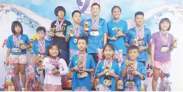  ??  ?? YOUNG TALENTS: The winners of the Best Swimmers awards for the various age groups of boys and girls.