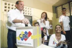 ?? AP ?? Zulia. El candidato a gobernador del estado Zulia, Juan Pablo Guanipa, izquierda, vota ayer en Maracaibo.