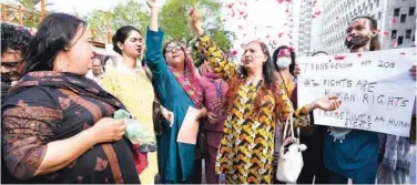  ?? Associated Press ?? ↑
Members of Pakistan’s transgende­r community gesture during a protest in Karachi on Saturday.