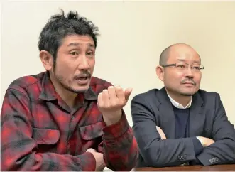  ?? The Yomiuri Shimbun ?? Actor Kiyohiko Shibukawa, left, and screenwrit­er Yuji Nagamori talk about the TV series “Shiba Park.”