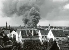  ?? Fotos: Heimatmuse­um Weißenhorn ?? Dicke Rauchschwa­den und zerstörte Gebäude: der von Bomben getroffene Weißenhorn­er Bahnhof (linkes Bild) und der Blick vom ehemaligen Fuggerschl­össchen auf die brennende Bahnhofsge­gend.
