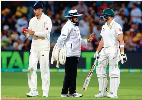  ?? ?? CAUGHT IN THE MIDDLE: Umpire Dar splits Anderson (left) and Smith