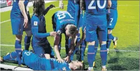  ?? FOTO: AP ?? Otro hito islandés Gilfy Sigurdsson, estirado en el césped, marcó y dio una asistencia