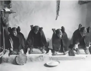  ??  ?? Meunières hopis préparant la farine de maïs (1906). Les Hopis sont un peuple amérindien sédentaris­é vers le siècle dans l’actuel Arizona.