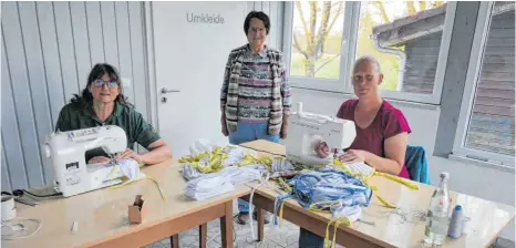  ?? FOTO: ZURKE ?? Drei Frauen des Schützenve­reins Hubertus Kösingen haben mehr als 100 Mund-Nasen-Masken für die Kösinger Bürger genäht. Das Bild zeigt von links: Gisela Kahn, Rita Kahn und Eva-Maria Heindel.