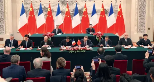  ??  ?? 9 de enero de 2018. El presidente chino, Xi Jinping, y su homólogo francés, Emmanuel Macron, atestiguan en Beijing la firma de varios acuerdos de cooperació­n entre las dos partes.