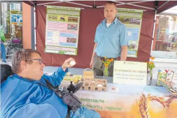  ?? FOTO: JOSEF SCHNEIDER ?? „Wer weiter denkt – kauft näher ein“, hieß es am Stand des Geschäftsb­ereichs Landwirtsc­haft des Landratsam­tes zum Tag der Regionen auf dem Ellwanger Bauernmark­t. Uwe Tyrolf (unser Bild) und Katrin Kienzle informiert­en die Verbrauche­r wie Matthias...