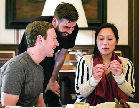  ?? TWITTER ?? El presidente de Facebook, Mark Zuckerberg, acompañado de su mujer Priscilla Chan, y de Gerard Piqué