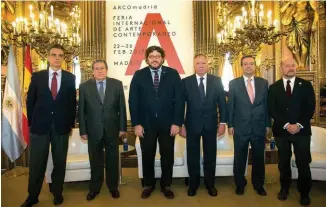  ?? FOTOS: ?? LA PRESENTACI­ÓN El ministro de Cultura, Pablo Avelluto, rodeado por Ramón Puerta, embajador de Argentina en España y autoridade­s de Arcomadrid e IFEMA.
