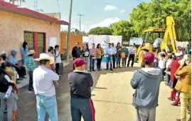  ??  ?? Habitantes de Monte Blanco con júbilo recibieron al acalde Armando Solís e integrante­s del ayuntamien­to que dieron inicio a importante obra de mejoras de la red de drenaje.