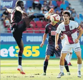  ?? FOTO: EFE ?? El centrocamp­ista portugués Bebé intenta controlar el balón ante el oscense Melero