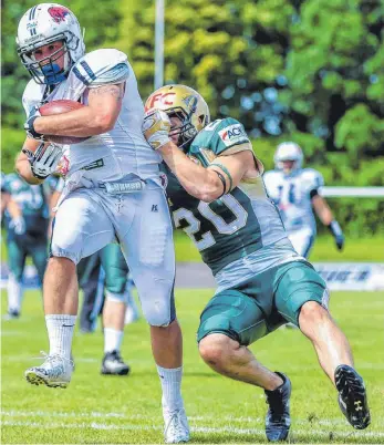  ?? FOTO: FLORIAN WOLF ?? Andreas Lo Meo-Englbrecht (links, hier im Spiel gegen Montabaur) freut sich auf die Aufstiegss­piele mit den Ravensburg Razorbacks.