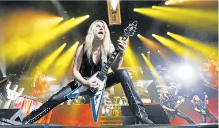  ?? [APA/Tobias Steinmaure­r] ?? Ein Mann spielt seine eigene Gitarre: „Richie Faulkner Flying V Custom“heißt das Modell der Traditions­firma Gibson, das Richie Faulkner, seit
2011 bei Judas Priest, spielt.