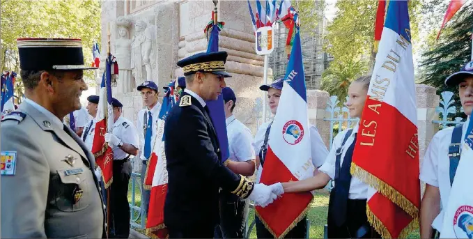  ?? - Crédits : JK - Crédits : JK ?? Monsieur le préfet salut la jeune Angelika Poyda du maquis Henri Barbusse