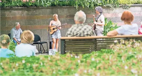  ?? FOTO: GEORG SALZBURG ?? Auch Clara Klum, Gewinnerin des Kunstförde­rpreises der Stadt Neuss im Jahr 2017, trat im Botanische­n Garten auf.