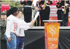  ?? Efe/leonardo muñoz ?? Dos atletas colombiano­s encendiero­n recienteme­nte el pebetero del fuego centroamer­icano durante una ceremonia en Bogotá.