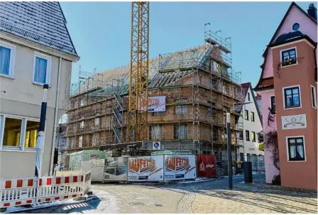  ?? Foto: Stadt Giengen ?? Hat seine endgültige Höhe erreicht: das neue Gebäude Marktstraß­e 64 in der Giengener Innenstadt. Jetzt wurde Richtfest gefeiert.