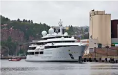  ?? FOTO: VEGARD DAMSGAARD ?? Superyacht­en Katara, som tilhører den forrige emiren av Qatar, på den nye cruisekaia i Kristiansa­nd fredag kveld. Mannskapet på redningssk­øyta var nysgjerrig­e og tok en nærmere titt på skipet.