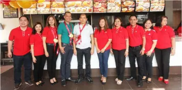  ?? — Chris Navarro ?? JOLLIBEE IN MEXICO. Kay So, Jollibee North Luzon Regional Business Unit Head Arline Adeva, Public Relations Director ; Dennis Reyes, PR manager and Mexico Mayor Teddy Tumang beams to the camera during yesterday's opening of Jollibee's 993 store located...