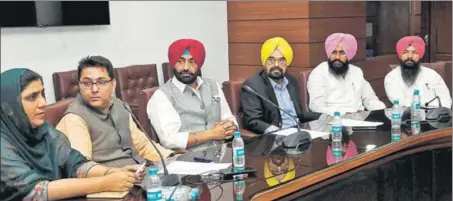  ??  ?? ■ (From left) AAP MLAs Sarabjit Kaur Manuke; Aman Arora, who is also the coconvener of Punjab unit, Sukhpal Singh Khaira, Kanwar Sandhu, Lok Insaaf Party MLA Simarjeet Singh Bains and AAP MLA Pirmal Singh Dhaula at a meeting to discuss their future...