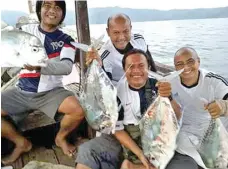  ?? KOMUNITAS MANCING KELUARGA FOR JAWA POS RADAR TULUNGAGUN­G ?? USIR PENAT: Anggota Komunitas Mancing Keluarga Tulungagun­g menunjukka­n ikan tangkapan mereka.