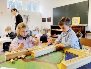  ??  ?? L’école indépendan­te Mère-Teresa, à Chevrières (Oise), dans les Hautsde-France. Ici, la classe des petits où l’on pratique la méthode Montessori.