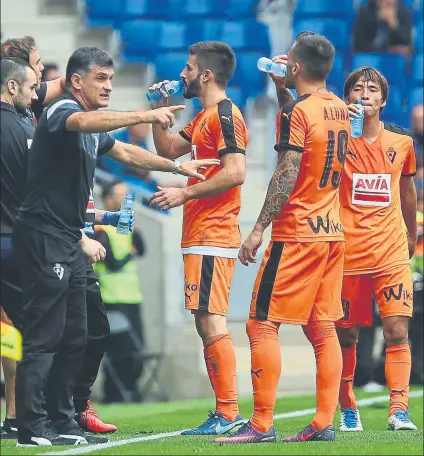  ?? FOTO: PEP MORATA ?? José Luis Mendilibar da instruccio­nes a sus jugadores en Cornellà-El Prat