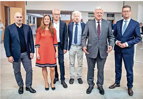  ?? FOTO: FRANK RUMPENHORS­T/DPA ?? Die Spitzenkan­didaten (v.l.): Rene Rock (FDP), Janine Wissler (Linke), Tarek Al-Wazir (Grüne), Rainer Rahn (AfD), Volker Bouffier (CDU) und Thorsten Schäfer-Gümbel (SPD).