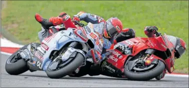  ?? ?? Momento del toque entre Márquez y Bagnaia en Portugal, que terminó con ambos en el suelo.