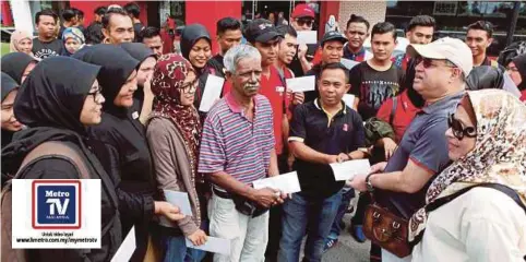  ??  ?? MOHAMED Azahari (dua dari kanan) menyampaik­an bantuan kepada sebahagian mangsa banjir di Pulau Pinang.