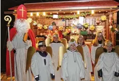  ??  ?? In der Gartenstad­t schaute bereits der heilige Nikolaus mit seinen Engeln vorbei und hatte sogar ein paar mahnende Worte im Gepäck.