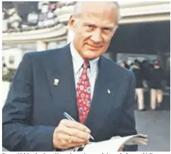  ?? Martine Tantet ?? Buzz Aldrin, le deuxième à avoir marché sur la lune, dédicace un magazine pour Martine.