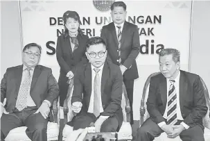  ??  ?? TIDAK PUAS HATI: Wong (tengah) pada sidang media di Bilik Media Kompleks DUN semalam.