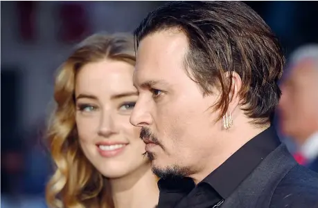  ??  ?? Innamorati Johnny Depp, 53 anni, con la moglie Amber Heard a ottobre dell’anno scorso. L’attrice americana ha chiesto il divorzio a maggio