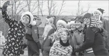  ?? CAROLE MORRIS-UNDERHILL ?? Say cheese! A group of friends show off their finest holiday fashions.