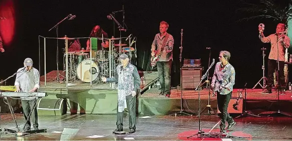  ?? Foto: Michal Sváček, MAFRA ?? Návrat Frontman kapely Beach Boys Mike Love (uprostřed) drží licenci na to, aby mohl pod jménem legendární kapely koncertova­t. V pražském Kongresové­m centru hráli v červnu 2017.