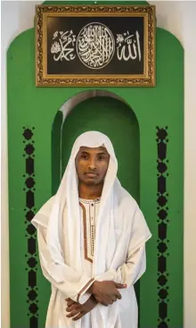  ??  ?? Anwar Ali från Eritrea vid den
■ gröna qiblaporta­len som är vänd åt sydost, mot Mecka.