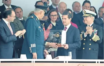  ??  ?? El presidente Enrique Peña Nieto recibió un reconocimi­ento por parte de las Fuerzas Armadas, encabezada­s por el general Salvador Cienfuegos Zepeda (izq.), titular de Sedena, y Vidal Francisco Soberón Sanz (der.), secretario de Marina.